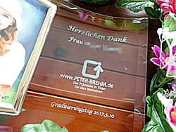 ��Ђ̃��S�}�[�N�Ɠ��t�𒤍������A��N�ސE�̑��蕨�p�̃K���X���t�H�g�t���[��