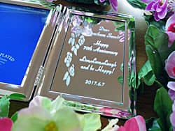 「Dear ○○、Happy 70th anniversary、Live, love, laugh and be happy」を彫刻した、父親への古希祝い用のピクチャーフレーム