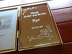 「Thanks father & mother、新郎の名前」を彫刻した、両親へのプレゼント用のフォトスタンド