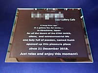 「店名とお祝いメッセージ」を彫刻した、カフェの開店祝い用のガラス盾