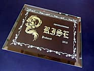 竜のイラストを彫刻した、カーショップの開業祝い用のガラス盾