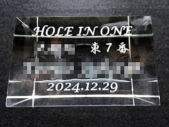 �uHole in one�A�B�����̓��t�A�B���҂̖��O�v�𑤖ʂɒ��������A�z�[���C�������̋L�O�i�p�̃K���X�̃I�u�W�F