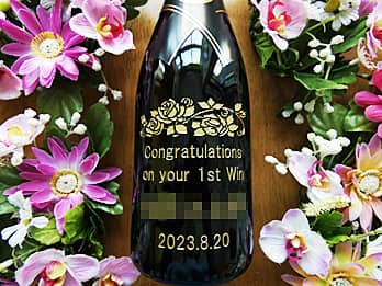 �uCongratulations on your 1st win�A�D���҂̖��O�A�D���������t�v���{�g�����ʂɒ��������A�D���L�O�p�̃V�����p��