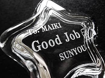 �ܕi�p�̃K���X����������ɒ��������A�u��܎Җ��A���j�����b�Z�[�W�A��Ж��v�̃N���[�Y�A�b�v�摜