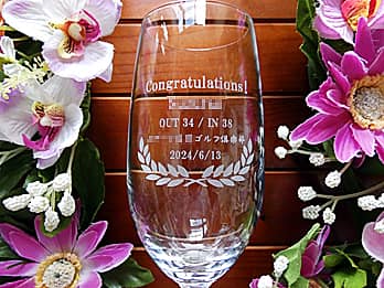 �uCongratulations�A�D���Җ��A�X�R�A�A�J�Ó��v�𑤖ʂɒ��������A�S���t�R���y�̗D���L�O�i�p�̃O���X