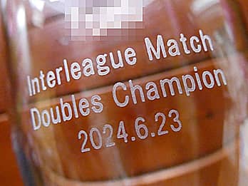 �ܕi�p�̃O���X���ʂɒ��������u���A���ʁA�J�Ó��̓��t�v�̃N���[�Y�A�b�v�摜