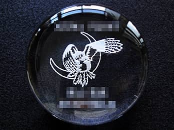 �u���̃}�[�N�A��܎҂̖��O�v�𒤍������A�ܕi�p�̃K���X���y�[�p�[�E�F�C�g