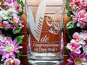 �_���X�X�N�[���̃��S�}�[�N�𑤖ʂɒ��������A�ܕi�p�̃K���X�ԕr