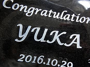 �A�C�j���p�̃K���X����������ɒ��������u���j�����b�Z�[�W�A���鑊��̖��O�A�A�C���̓��t�v�̃N���[�Y�A�b�v�摜