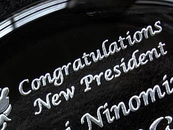 �В��A�C�j���p�̃K���X���y�[�p�[�E�F�C�g�ɒ��������A���j�����b�Z�[�W�̃N���[�Y�A�b�v�摜