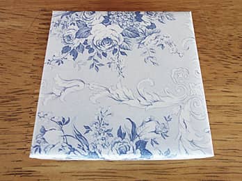 �A�C�j���p�̖�����y�[�p�[�E�F�C�g�̃��b�s���O��̉摜