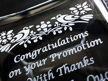 �A�C�j���p�̃K���X���ԕr�̑��ʂɒ����������j�����b�Z�[�W�̃N���[�Y�A�b�v�摜