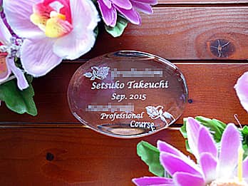 �uCongratulations�A���i���́A���i�Җ��v�𒤍������A���i�����̍��i�L�O�i�p�̃K���X���y�[�p�[�E�F�C�g