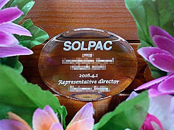 �u��Ж��A���鑊��̖��O�A�A�C���̓��t�A��E���v�𒤍������A�A�C�j���p�̃K���X���y�[�p�[�E�F�C�g