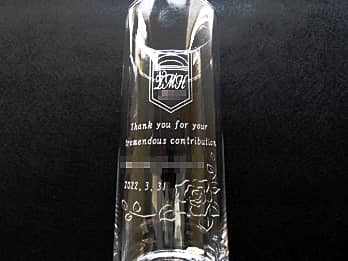 ��Ђ̃��S�}�[�N�𑤖ʂɒ��������A��N�ސE�j���p�̃t�����[�x�[�X