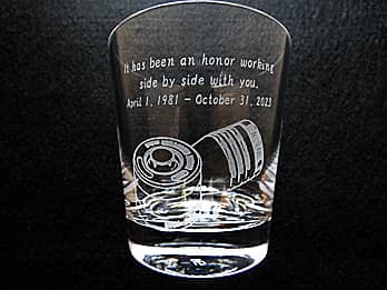 ���ӂ����߂����b�Z�[�W�ƍݐE���Ɍg��������i�̃C���X�g�𑤖ʂɒ��������A��N�ސE�j���p�̃O���X