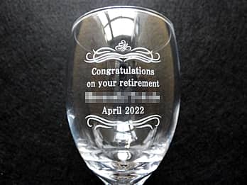 �uCongratulations on your retirement�A�ސE������̖��O�A�ސE���̓��t�v�𑤖ʂɒ��������A��N�ސE�j���p�̃��C���O���X