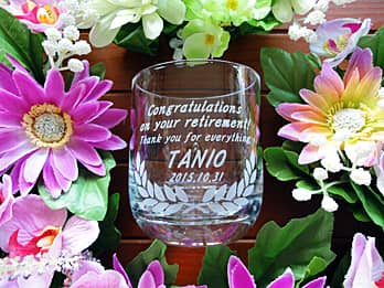 �uCongratulations on your retirement. Thank you for everything�A�ސE������̖��O�A�ސE���̓��t�v�𑤖ʂɒ��������A��N�ސE�j���p�̃��b�N�O���X