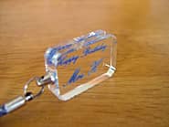 「Happy birthday、彼女の名前」を彫刻した、彼女への誕生日プレゼント用のクリスタルガラス製ストラップ