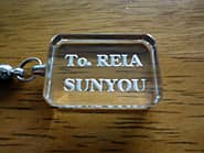 永年勤続者の名前と会社名を彫刻した、永年勤続の表彰記念品用のクリスタルガラス製ストラップ