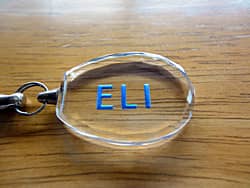 娘さんの名前を彫刻した、娘さんへの誕生日プレゼント用のクリスタルガラス製ストラップ