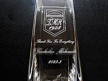 ��Ђ̃��S�}�[�N�𑤖ʂɒ��������i�N�Α��\���p�̃t�����[�x�[�X