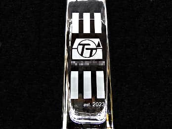 ��Ђ̃��S�}�[�N�𑤖ʂɒ���������Аݗ��j���p�̃t�����[�x�[�X