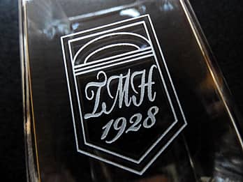 �t�����[�x�[�X���ʂɒ����������S�}�[�N�̃N���[�Y�A�b�v�摜