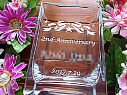 �u2nd anniversary�A��Ж��v�𑤖ʂɒ��������A���N�j���p�̃t�����[�x�[�X