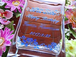 �uHappy birthday�A���O�A�a�����v�𑤖ʂɒ��������A�e�F�ւ̒a�����v���[���g�p�̃t�����[�x�[�X