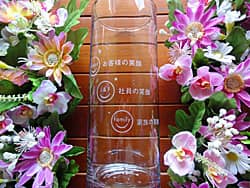 社是を側面に彫刻した、表彰記念品のフラワーベース