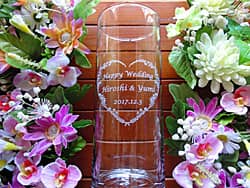 「Happy wedding、新郎と新婦の名前、挙式日」を側面に彫刻した、友達への結婚祝い用のフラワーベース