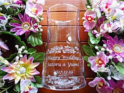 「Happy wedding、新郎と新婦の名前、日付」を側面に彫刻した、結婚祝い用のガラス花器