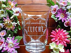 �u28th anniversary�A�X���v�𑤖ʂɒ��������A���X�̎��N�j���p�̃K���X�Ԋ�