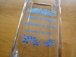 「Happy wedding、新郎と新婦の名前、挙式日」を側面に彫刻した、結婚祝いの贈り物用のガラス花瓶