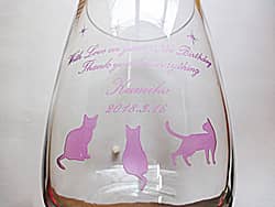 「With love on your 70th birthday」「猫のイラスト」を側面に彫刻した、母親の古希祝い用のフラワーベース