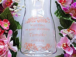 �uWith love on your birthday�A���O�A�a�����v�𑤖ʂɒ��������A�ޏ��ւ̒a�����v���[���g�p�̃t�����[�x�[�X