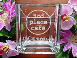 �u���X�̃��S�}�[�N�A2nd anniversary�v�𑤖ʂɒ��������A���N�j���p�̃t�����[�x�[�X