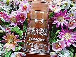 歯科医院の名前を側面に彫刻した、開院祝い用のフラワーベース