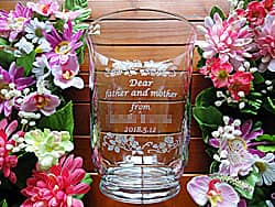 �uDear father & mother�A�V�Y�V�w�̖��O�A�������v�𑤖ʂɒ��������A���e�ւ̑��蕨�p�̃t�����[�x�[�X