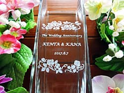 �uThe wedding anniversary�A�����܂ƒU�ߗl�̖��O�A���t�v�𑤖ʂɒ��������A�����܂ւ̌����L�O���̃v���[���g�p�̃t�����[�x�[�X
