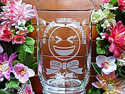 「お客様がデザインしたイラスト」を側面に彫刻した、彼女への誕生日プレゼント用のフラワーベース