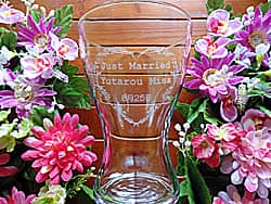 「Just married、新郎と新婦の名前、日付」を側面を彫刻した、友人への結婚祝い用のフラワーベース