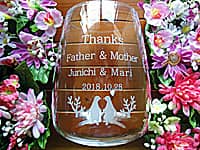 「Thanks Father & Mother、新郎と新婦の名前、ペンギンのイラスト」を彫刻した、披露宴で両親への贈呈品用のガラス花器