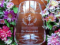 「バレエ教室のマーク、演目、開催日」を彫刻した、バレエ発表会の記念品用のフラワーベース