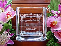 「Congratulations、店名、日付」を彫刻した、飲食店の開店祝い用の花瓶