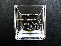 「古希、両親の名前、日付」を側面に彫刻した、両親の古希祝い用のフラワーベース