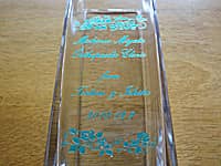 「病院名、日付、贈り主の名前」を彫刻した、整形外科病院の開院祝い用のガラス花瓶