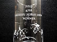 「2019 ○○ horse show winner」「乗馬のイラスト」を彫刻した、馬術競技の賞品のガラス花瓶