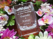 「Congratulations on your wedding、新郎新婦の名前」を側面に彫刻した、友人への結婚祝い用のガラス花器